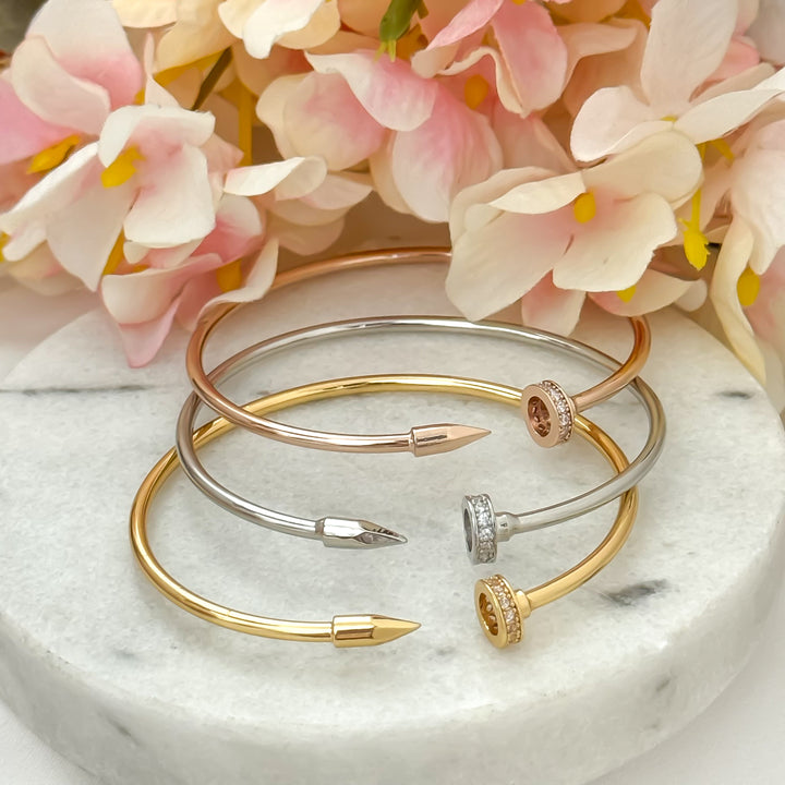 conjunto de pulseras tres oros, pulseras de oro 24k, pulseras de oro amarillo blanco y rosa, pulseras hipoalergénicas, pulseras resistentes al agua, conjunto de pulseras Glamure, joyería de lujo, joyas hipoalergénicas, pulseras versátiles, pulseras acero inoxidable